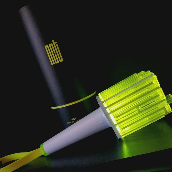 Bi h&agrave;i chuyện lightstick của thần tượng: M&atilde;i mới được ra mắt, kh&ocirc;ng chỉ bị ch&ecirc; lại c&ograve;n bị&hellip; &ldquo;chế&rdquo;! - Ảnh 16.