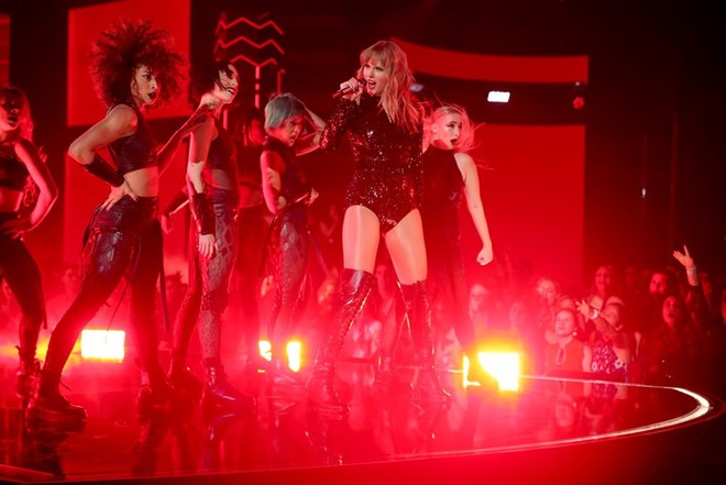 Billboard xếp hạng những màn trình diễn tại AMAs 2018: Taylor Swift chỉ giữ vị trí thứ 2, ai mới là người xuất sắc nhất? - Ảnh 24.
