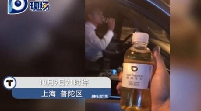 Đi vệ sinh vào chai rồi lười đem vứt, tài xế taxi bị sa thải vì để khách uống nhầm chai nước tiểu của mình - Ảnh 2.