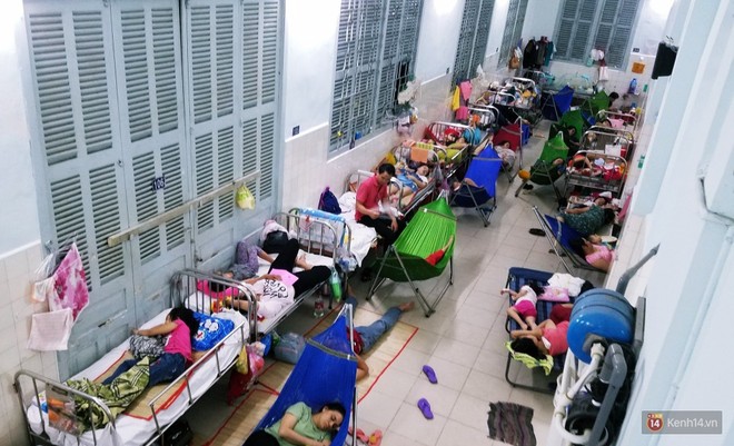 Đêm ở Bệnh viện Nhi Đồng mùa dịch: Khắp lối đi trở thành chỗ ngủ, nhiều gia đình chấp nhận nằm gần nhà vệ sinh bốc mùi - Ảnh 4.