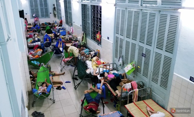 Đêm ở Bệnh viện Nhi Đồng mùa dịch: Khắp lối đi trở thành chỗ ngủ, nhiều gia đình chấp nhận nằm gần nhà vệ sinh bốc mùi - Ảnh 4.