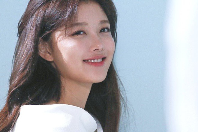 Ảnh hậu trường không còn gì để nói của Kim Yoo Jung: Nhan sắc của thiếu nữ 19 tuổi đẹp nhất xứ Hàn là đây! - Ảnh 10.