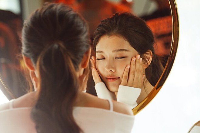 Ảnh hậu trường không còn gì để nói của Kim Yoo Jung: Nhan sắc của thiếu nữ 19 tuổi đẹp nhất xứ Hàn là đây! - Ảnh 18.