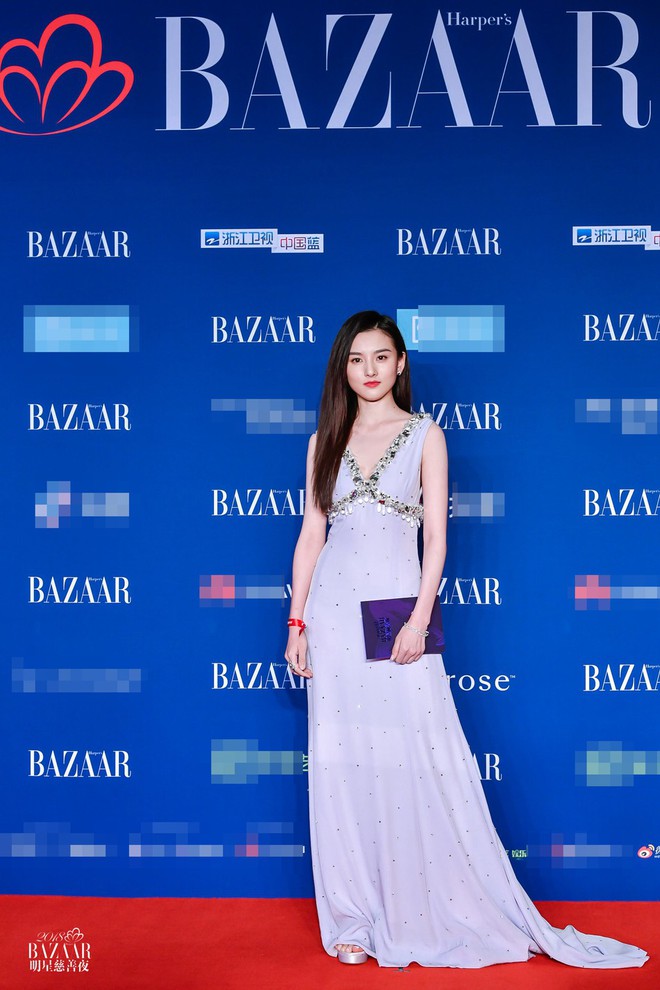 Thảm đỏ hot nhất Cbiz h&ocirc;m nay: Vắng Phạm Băng Băng, Dương Mịch - Đổng Khiết cạnh tranh nhan sắc khốc liệt với đ&agrave;n em - Ảnh 16.