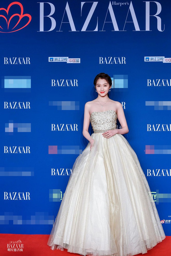 Thảm đỏ hot nhất Cbiz h&ocirc;m nay: Vắng Phạm Băng Băng, Dương Mịch - Đổng Khiết cạnh tranh nhan sắc khốc liệt với đ&agrave;n em - Ảnh 10.