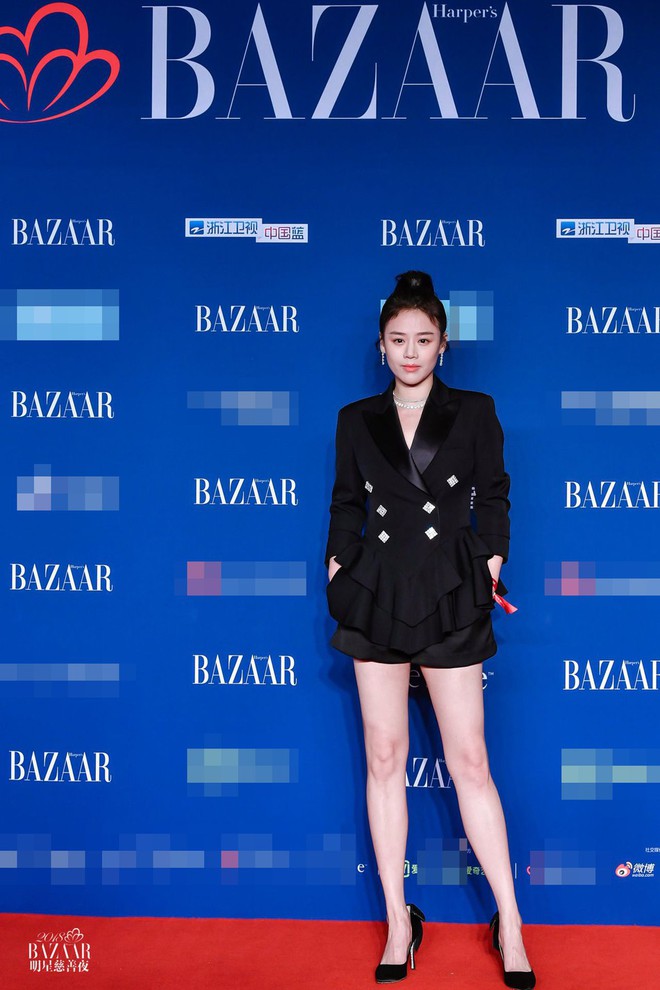 Thảm đỏ hot nhất Cbiz h&ocirc;m nay: Vắng Phạm Băng Băng, Dương Mịch - Đổng Khiết cạnh tranh nhan sắc khốc liệt với đ&agrave;n em - Ảnh 4.