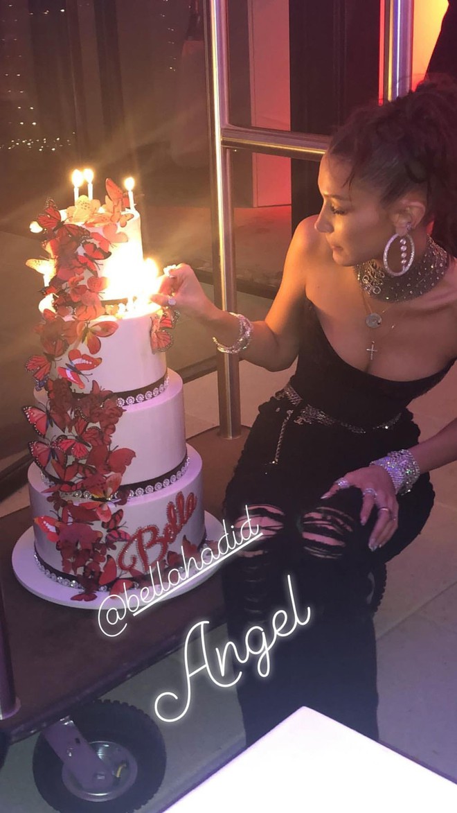 Đón tuổi 22, Bella Hadid tổ chức tiệc sinh nhật nho nhỏ nhưng lại đeo đống kim cương to bằng cái nhà - Ảnh 1.
