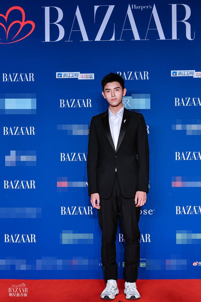 Thảm đỏ hot nhất Cbiz h&ocirc;m nay: Vắng Phạm Băng Băng, Dương Mịch - Đổng Khiết cạnh tranh nhan sắc khốc liệt với đ&agrave;n em - Ảnh 18.