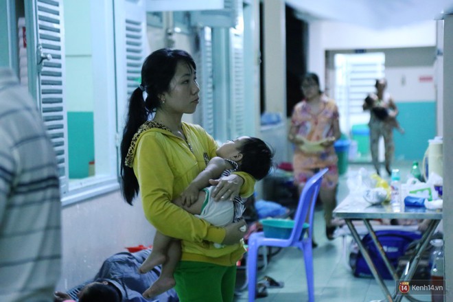 Đêm ở Bệnh viện Nhi Đồng mùa dịch: Khắp lối đi trở thành chỗ ngủ, nhiều gia đình chấp nhận nằm gần nhà vệ sinh bốc mùi - Ảnh 10.