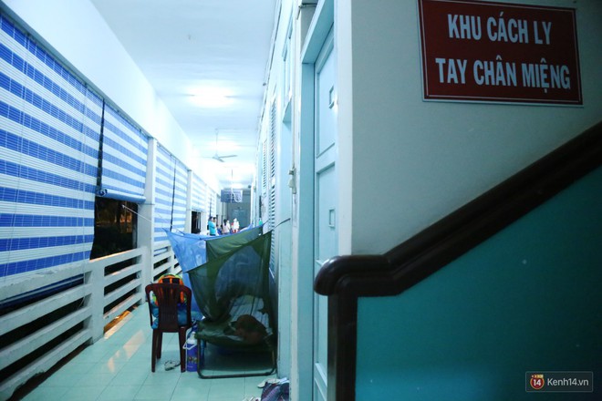 Đêm ở Bệnh viện Nhi Đồng mùa dịch: Khắp lối đi trở thành chỗ ngủ, nhiều gia đình chấp nhận nằm gần nhà vệ sinh bốc mùi - Ảnh 6.