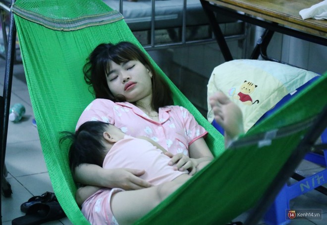Đêm ở Bệnh viện Nhi Đồng mùa dịch: Khắp lối đi trở thành chỗ ngủ, nhiều gia đình chấp nhận nằm gần nhà vệ sinh bốc mùi - Ảnh 2.