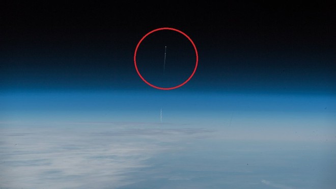 Video, ảnh: Tàu vũ trụ Nga gặp nạn, rơi về Trái Đất với tốc độ 6.000 km/h - Ảnh 1.
