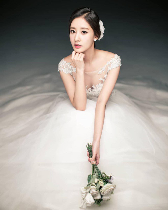 Hôn lễ chị gái nổi tiếng của Chanyeol: Dàn mỹ nam EXO gây bão, song nhan sắc của cô dâu mới là tâm điểm - Ảnh 17.