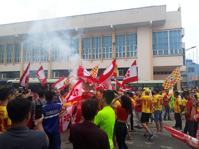 Cổ động viên Hà Tĩnh, Nam Định mở hội trước trận cầu sinh tử tranh vé dự V.League mùa sau - Ảnh 6.