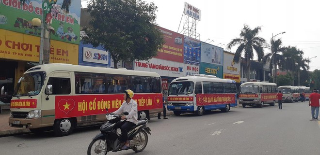 Cổ động viên Hà Tĩnh, Nam Định mở hội trước trận cầu sinh tử tranh vé dự V.League mùa sau - Ảnh 3.