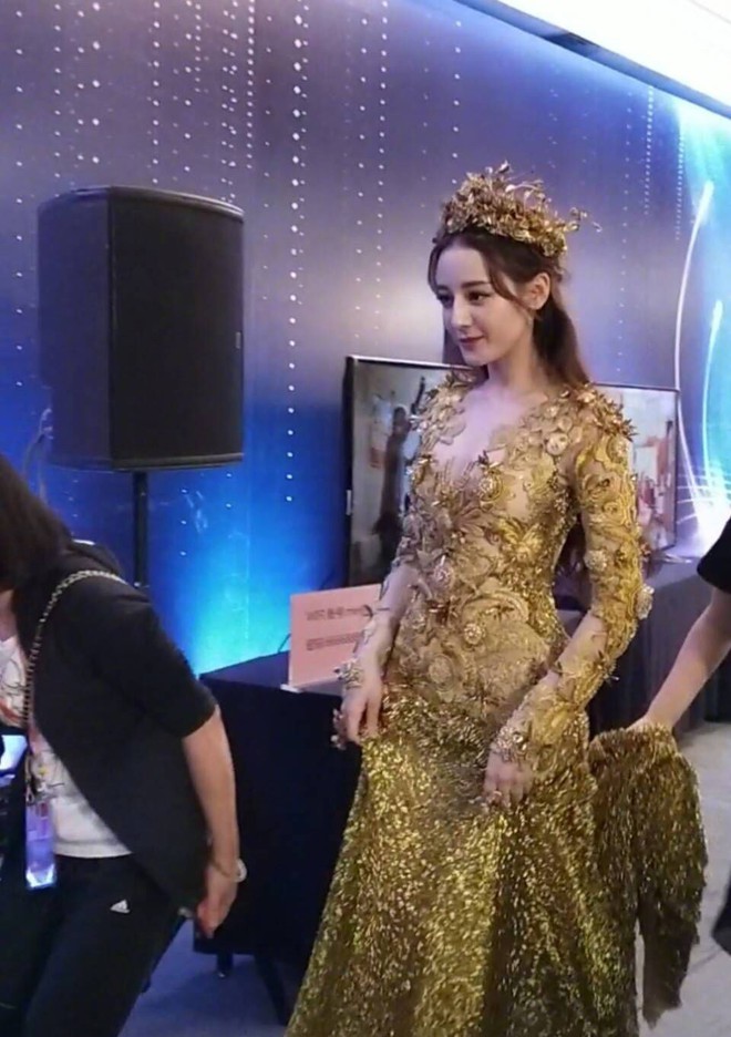 Series ảnh người qua đường chụp Địch Lệ Nhiệt Ba: Ti&ecirc;n nữ gi&aacute;ng trần l&agrave; đ&acirc;y chứ đ&acirc;u! - Ảnh 6.