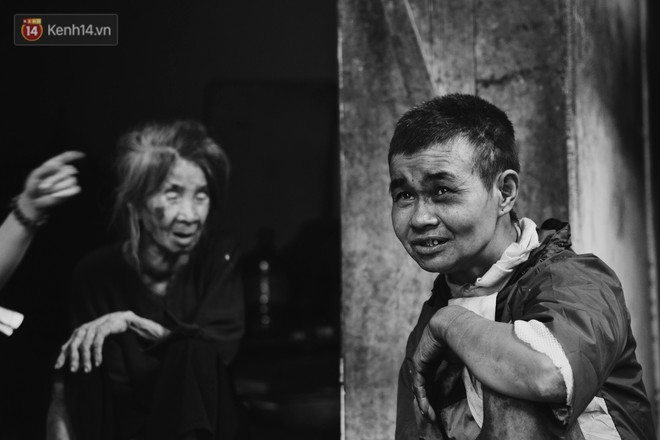 Ở Hà Nội, có một người mẹ mù gần 90 tuổi vẫn ngày đêm chăm đứa con gái điên: Còn sống được lúc nào, thì tôi còn nuôi nó - Ảnh 8.