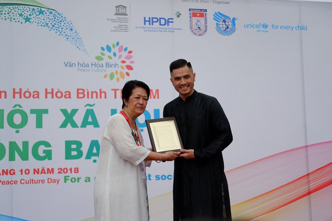 Hà Anh Tuấn được vinh danh Nghệ sĩ vì Hoà bình trong ngày hội Văn hoá Hoà bình TP.HCM 2018 - Ảnh 6.