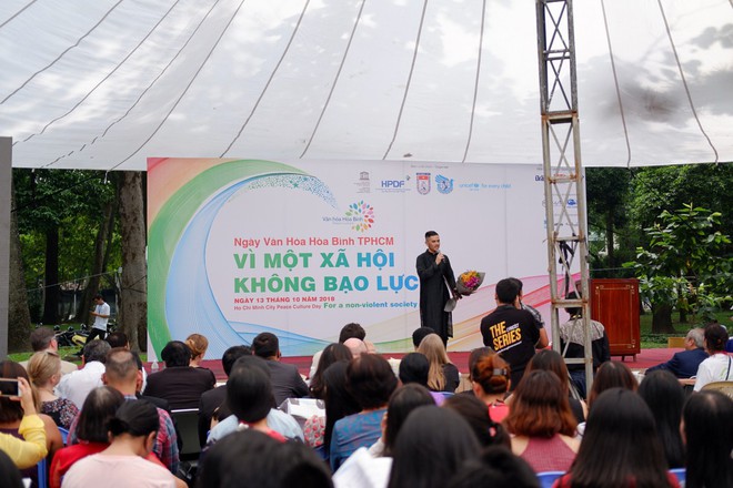 Hà Anh Tuấn được vinh danh Nghệ sĩ vì Hoà bình trong ngày hội Văn hoá Hoà bình TP.HCM 2018 - Ảnh 7.