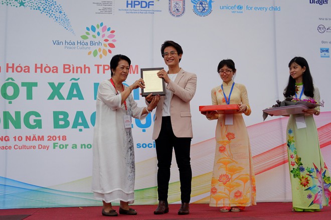 Hà Anh Tuấn được vinh danh Nghệ sĩ vì Hoà bình trong ngày hội Văn hoá Hoà bình TP.HCM 2018 - Ảnh 2.