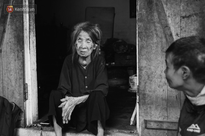 Ở Hà Nội, có một người mẹ mù gần 90 tuổi vẫn ngày đêm chăm đứa con gái điên: Còn sống được lúc nào, thì tôi còn nuôi nó - Ảnh 10.