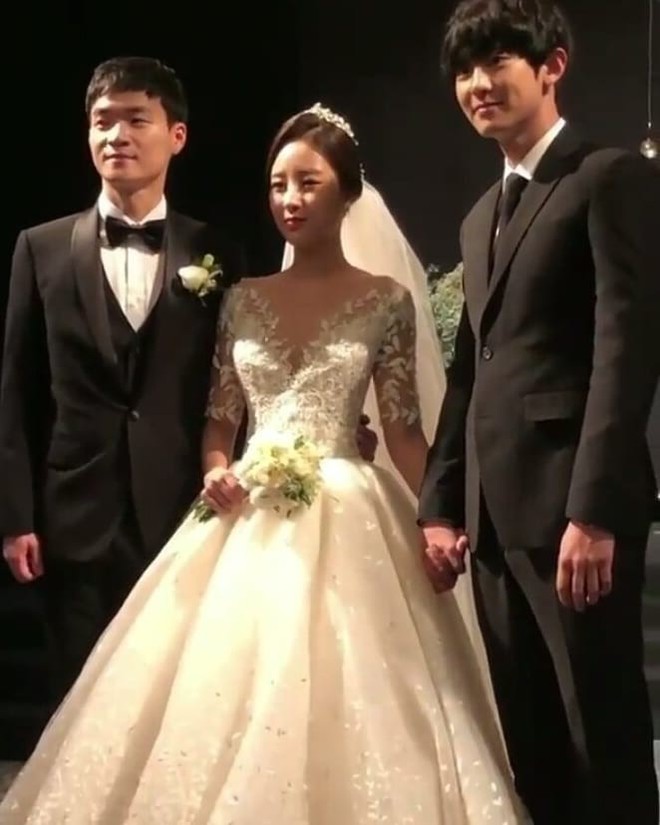 Hôn lễ chị gái nổi tiếng của Chanyeol: Dàn mỹ nam EXO gây bão, song nhan sắc của cô dâu mới là tâm điểm - Ảnh 4.