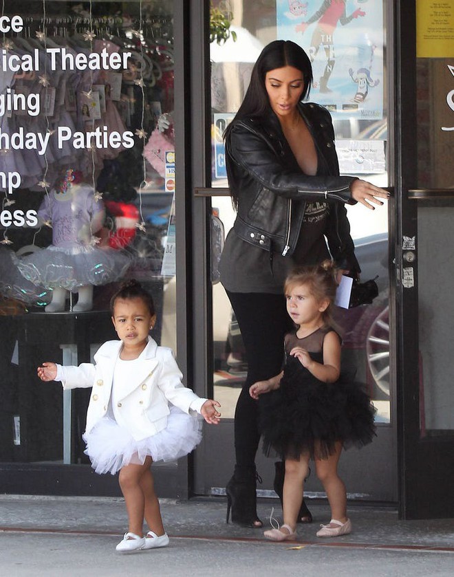 20 quy tắc khó tin mà các em bé nhà Kardashian phải tuân theo, có cả luật không được dùng từ mập - Ảnh 3.