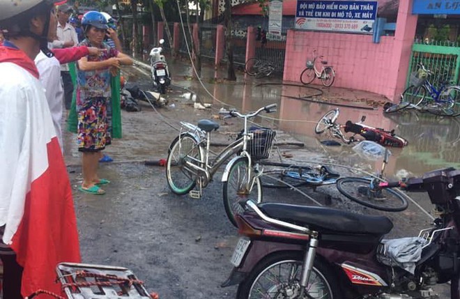 Hiệu trưởng trường nơi xảy ra vụ dây điện đứt khiến 6 học sinh thương vong: Trời đã tạnh mưa và có phụ huynh đến đón nên mới cho các em ra về - Ảnh 2.