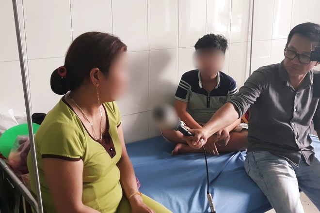 Hiệu trưởng trường nơi xảy ra vụ d&acirc;y điện đứt khiến 6 học sinh thương vong: Trời đ&atilde; tạnh mưa v&agrave; c&oacute; phụ huynh đến đ&oacute;n n&ecirc;n mới cho c&aacute;c em ra về - Ảnh 4.