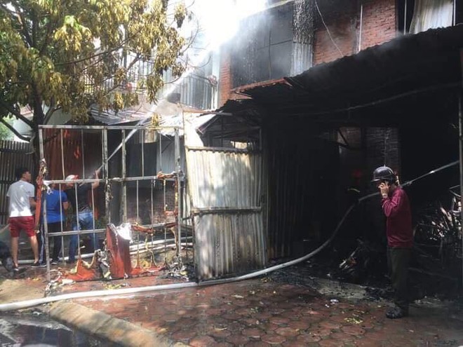 Hà Nội: Xưởng sản xuất ghế sofa cháy dữ dội lan sang nhà dân, mẹ bế con nhỏ nhảy từ tầng 3 xuống đất thoát thân - Ảnh 1.