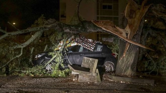 Hàng trăm nghìn người ở Bồ Đào Nha rơi vào cảnh mất điện do bão Leslie  - Ảnh 1.