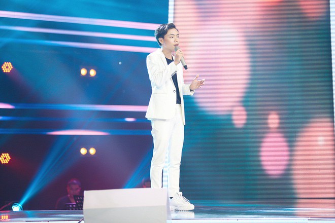 Giọng h&aacute;t Việt nh&iacute;: C&aacute;c HLV ngồi bệt xuống đất mong cậu b&eacute; c&oacute; giọng h&aacute;t phi giới t&iacute;nh về đội - Ảnh 4.