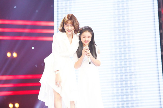 Giọng h&aacute;t Việt nh&iacute;: C&aacute;c HLV ngồi bệt xuống đất mong cậu b&eacute; c&oacute; giọng h&aacute;t phi giới t&iacute;nh về đội - Ảnh 9.