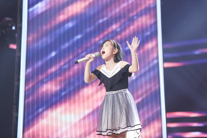 Giọng h&aacute;t Việt nh&iacute;: C&aacute;c HLV ngồi bệt xuống đất mong cậu b&eacute; c&oacute; giọng h&aacute;t phi giới t&iacute;nh về đội - Ảnh 7.