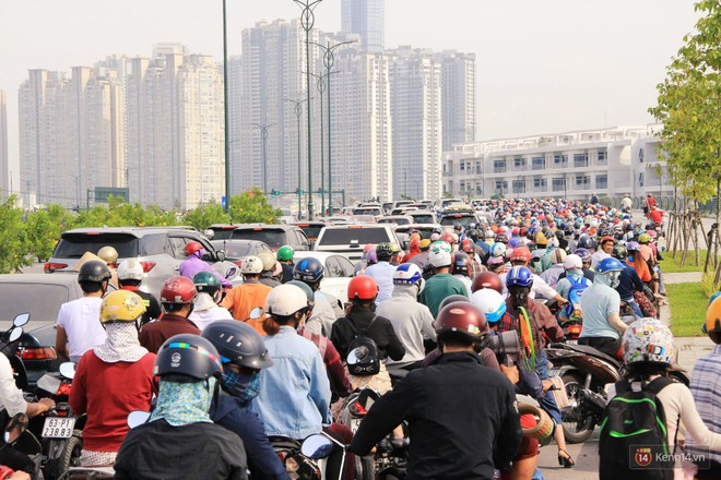 Hầm Thủ Thiêm bị phong tỏa, các tuyến đường về Sài Gòn bị tê liệt  - Ảnh 4.