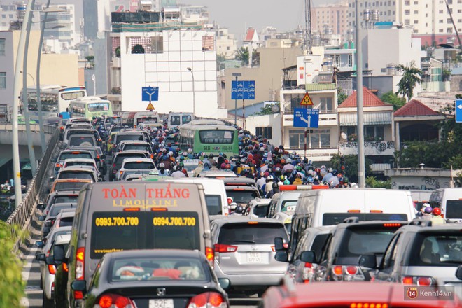 Hầm Thủ Thiêm bị phong tỏa, các tuyến đường về Sài Gòn bị tê liệt  - Ảnh 6.