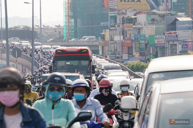 Hầm Thủ Thiêm bị phong tỏa, các tuyến đường về Sài Gòn bị tê liệt  - Ảnh 7.