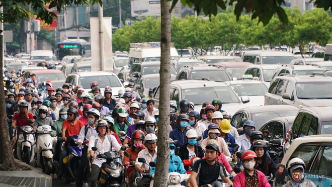 Hầm Thủ Thiêm bị phong tỏa, các tuyến đường về Sài Gòn bị tê liệt  - Ảnh 21.