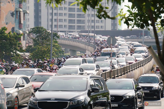 Hầm Thủ Thiêm bị phong tỏa, các tuyến đường về Sài Gòn bị tê liệt  - Ảnh 19.