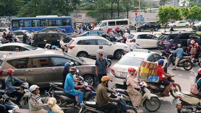 Hầm Thủ Thiêm bị phong tỏa, các tuyến đường về Sài Gòn bị tê liệt  - Ảnh 18.