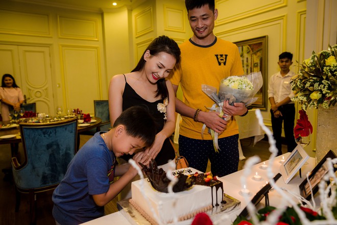 Bảo Thanh rạng rỡ khi bất ngờ được tổ chức sinh nhật sớm b&ecirc;n gia đ&igrave;nh - Ảnh 1.