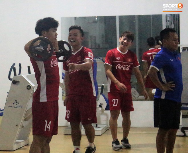 HLV Park Hang Seo th&acirc;n thiện với fan nhưng "th&eacute;t ra lửa" l&uacute;c tập luyện - Ảnh 13.