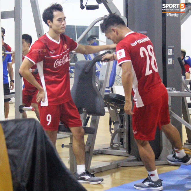 HLV Park Hang Seo th&acirc;n thiện với fan nhưng "th&eacute;t ra lửa" l&uacute;c tập luyện - Ảnh 8.