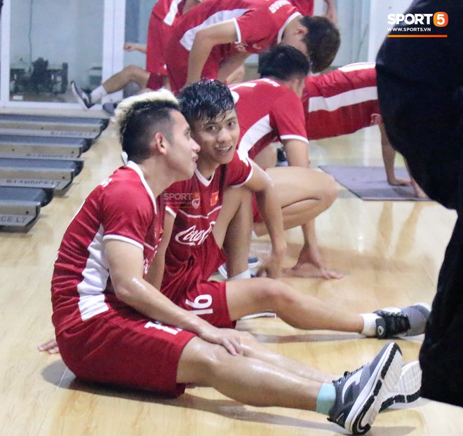 HLV Park Hang Seo th&acirc;n thiện với fan nhưng "th&eacute;t ra lửa" l&uacute;c tập luyện  - Ảnh 14.