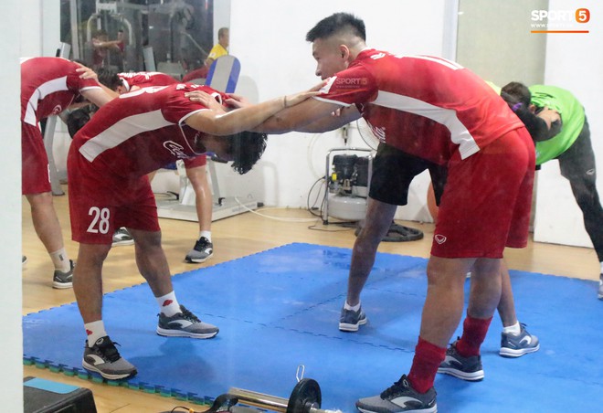 Xu&acirc;n Trường, Văn L&acirc;m trở th&agrave;nh phi&ecirc;n dịch đặc biệt gi&uacute;p thầy Park n&oacute;i chuyện với t&acirc;n binh - Ảnh 9.