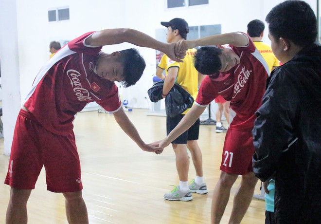 HLV Park Hang Seo th&acirc;n thiện với fan nhưng "th&eacute;t ra lửa" l&uacute;c tập luyện - Ảnh 11.