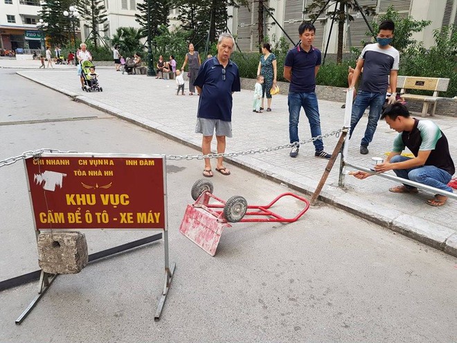 Người đàn ông gặp nạn do xe máy vướng vào dây xích chắn ngang đường tại chung cư HH Linh Đàm - Ảnh 2.