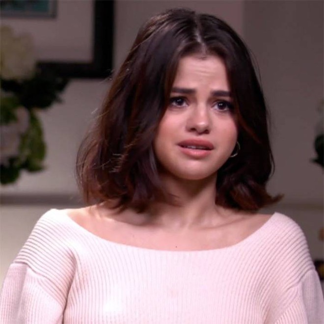 Selena Gomez sợ hãi và khóc rất nhiều khi điều trị tại bệnh viện - Ảnh 1.
