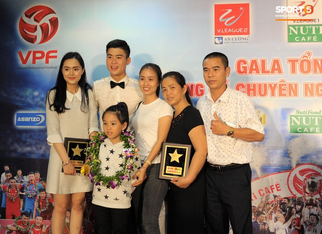 Quang Hải quấn quýt bên mẹ và bạn gái trong ngày nhận danh hiệu Cầu thủ trẻ xuất sắc nhất. - Ảnh 2.