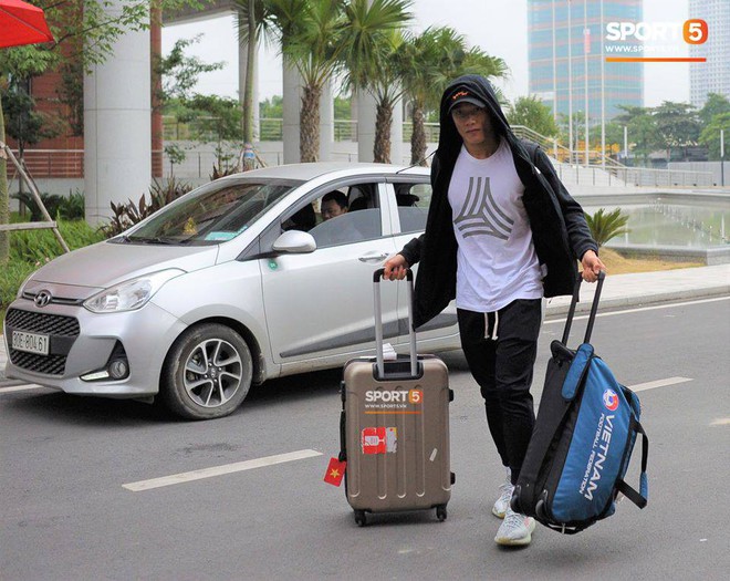 Tiến Dũng gượng cười, k&eacute;o mũ tr&ugrave;m k&iacute;n đầu khi đến hội qu&acirc;n c&ugrave;ng ĐT Việt Nam - Ảnh 2.